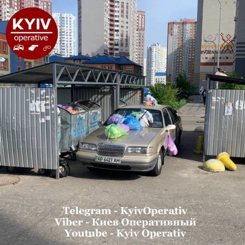 Киевляне отомстили «герою парковки» с помощью мусора