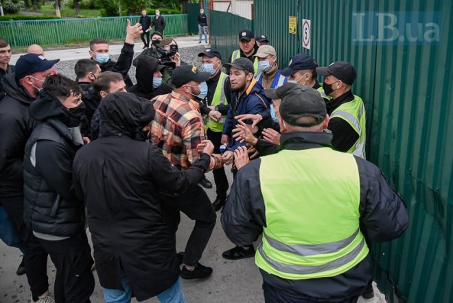 В Киеве на протесте против застройки озера произошла потасовка