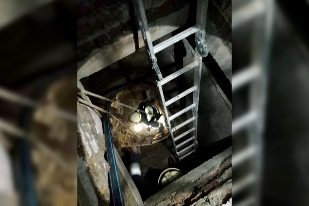 Упал в яму: в Днепре спасатели откопали заваленного землей мужчину (ФОТО, ВИДЕО)