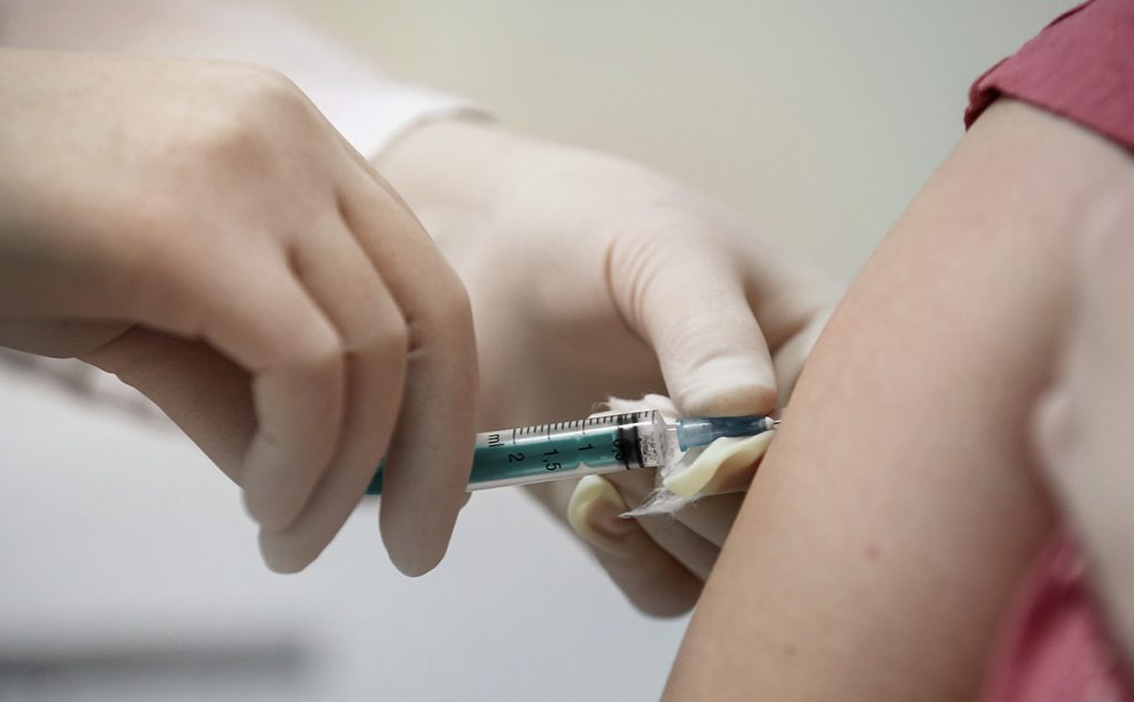 Стала известна стоимость вакцинации от коронавируса для планеты