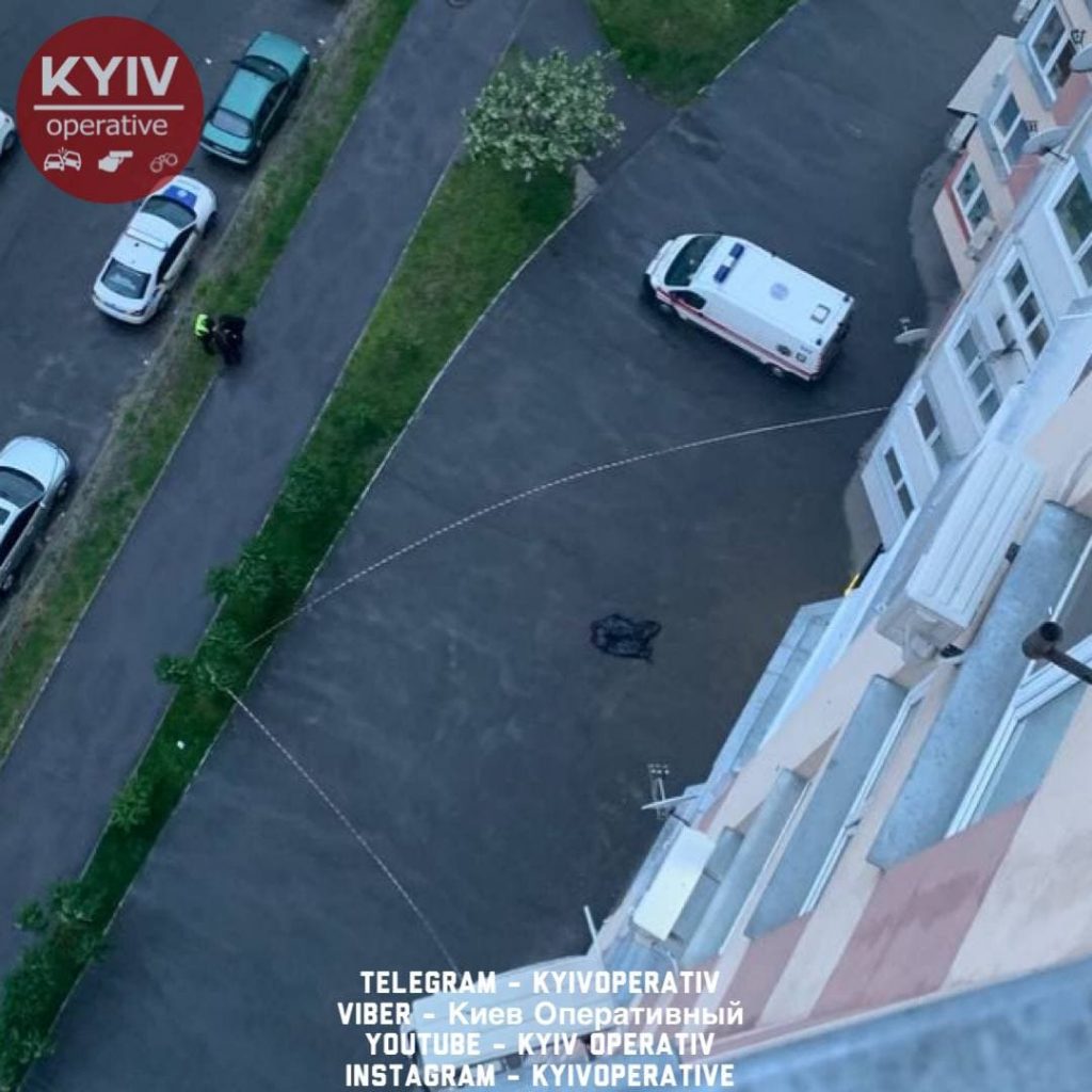 Трагедия на столичных Позняках: молодой мужчина выпал из окна многоэтажки (ФОТО)