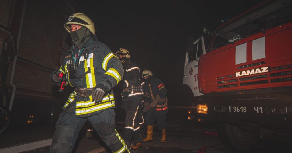 Столичные пожарные спасли из огня 75-летнего бездомного