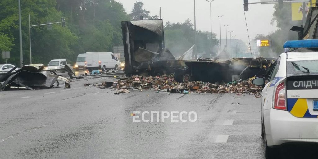 Под Киевом столкнулись грузовик и легковушка: трое погибших