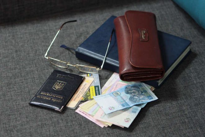 Экономист прокомментировал переход на получение пенсий с карточки вместо «Укрпошты»