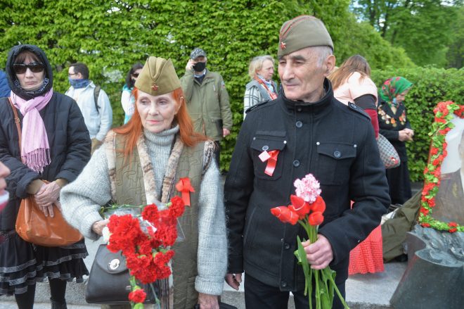День Победы в Киеве: Без шествий, и официоза, с цветами и почтением