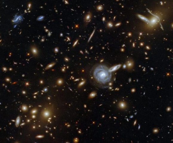 Телескоп Hubble снял сотни галактик