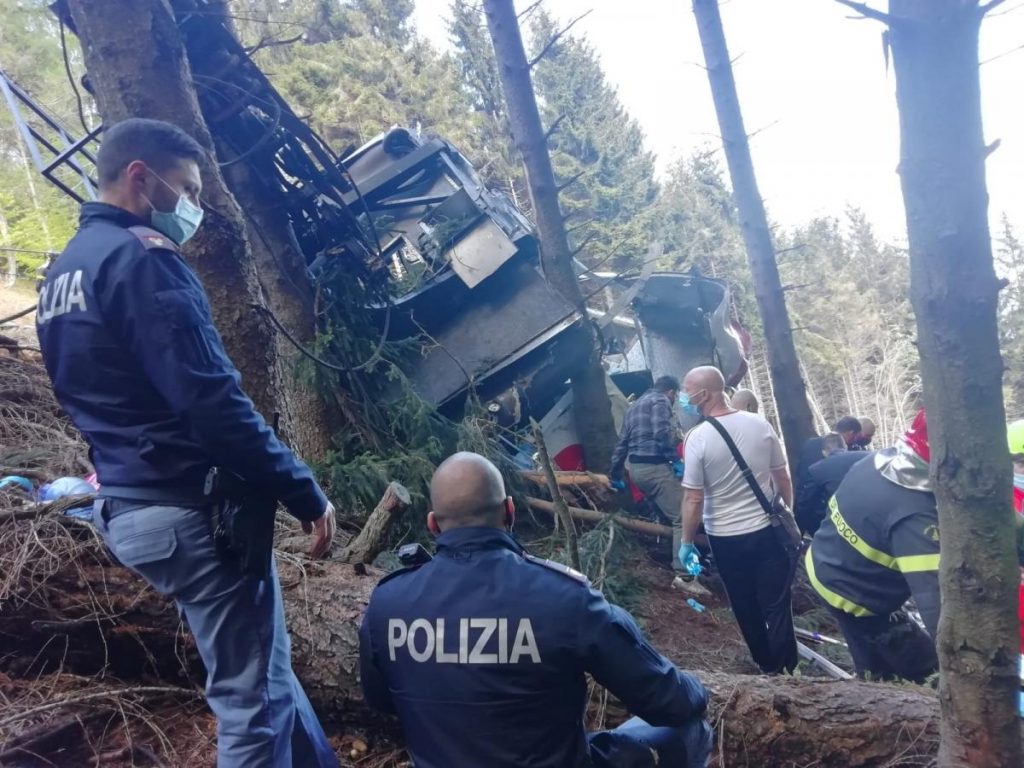 Обрыв канатной дороги в Италии: восемь человек погибли
