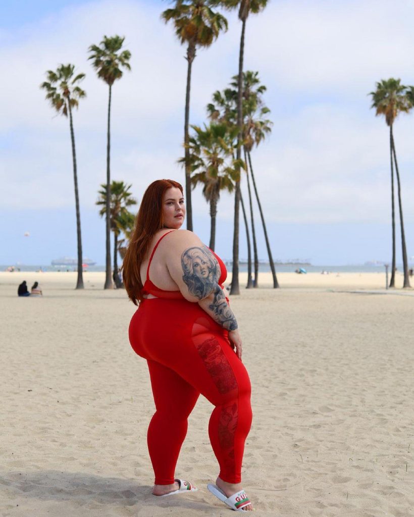 Plus-size модель Тесс Холидей снялась на пляже в красных лосинах