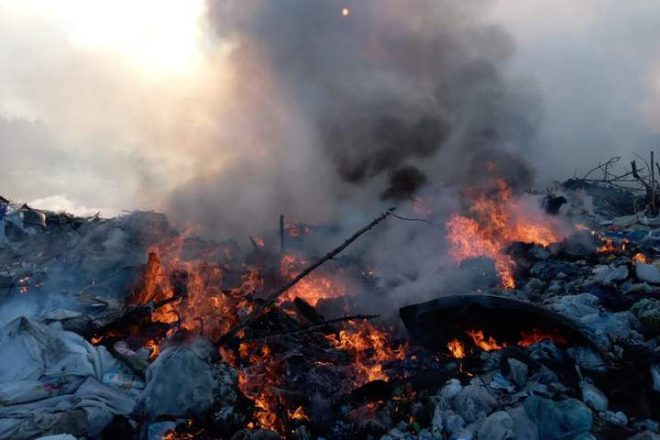 Под Днепром пожарные борются с огнем на мусорной свалке