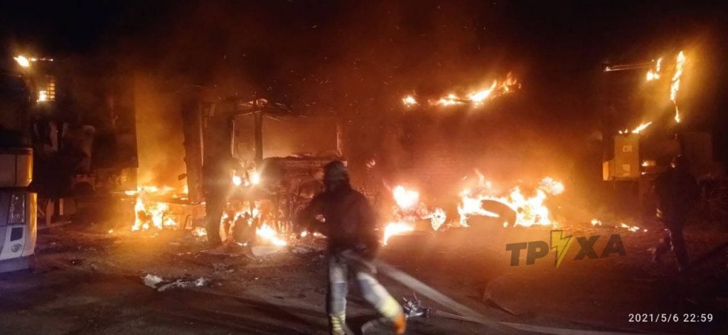 Крупный пожар: под Харьковом cгорели фура и 2 прицепа