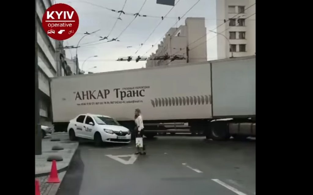 В центре Киева столкнулись такси и фура: «гигантская пробка» (ВИДЕО)