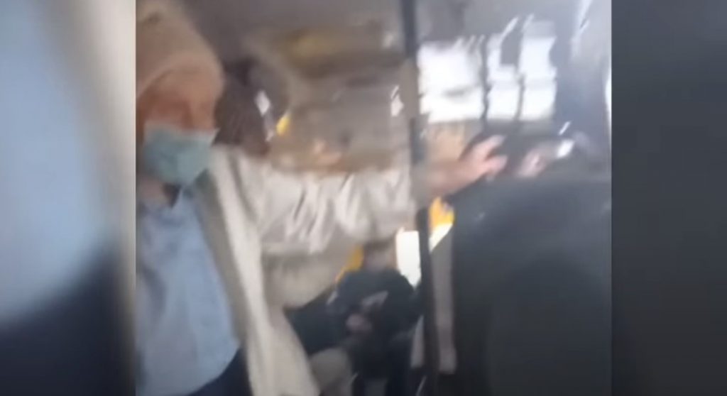 В Ужгороде в маршрутке пассажир напал на женщину с ребенком (ВИДЕО)