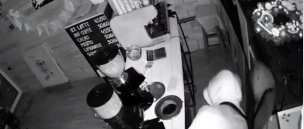 Ночью на столичных Позняках обчистили кофейню: видео инцидента