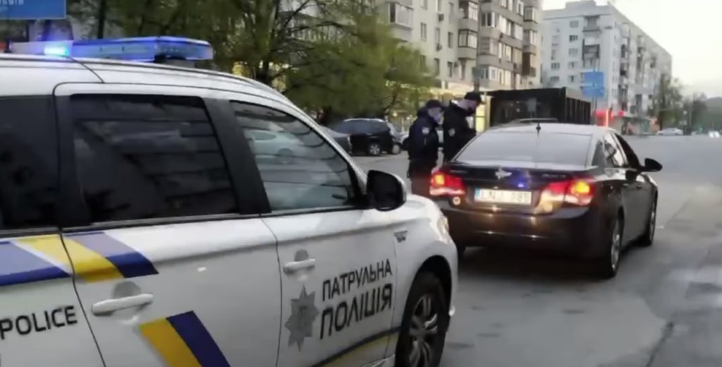 На Печерске в Киеве остановили пьяного иностранца на Chevrolet