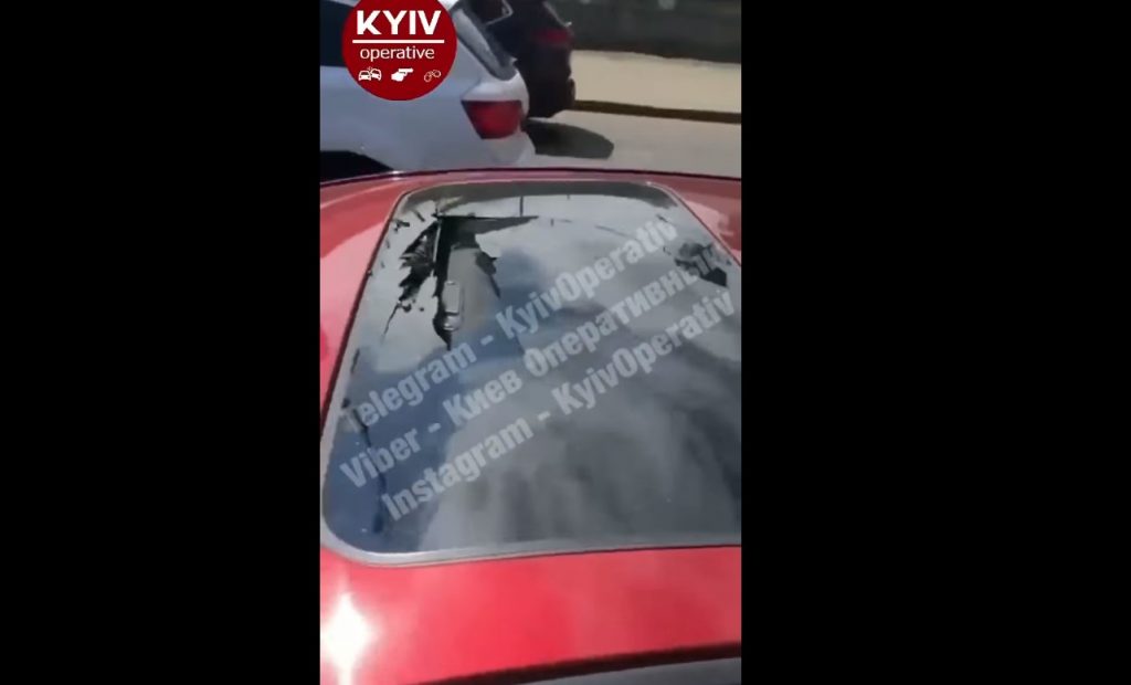 В Киеве неизвестный предмет упал с моста и повредил авто