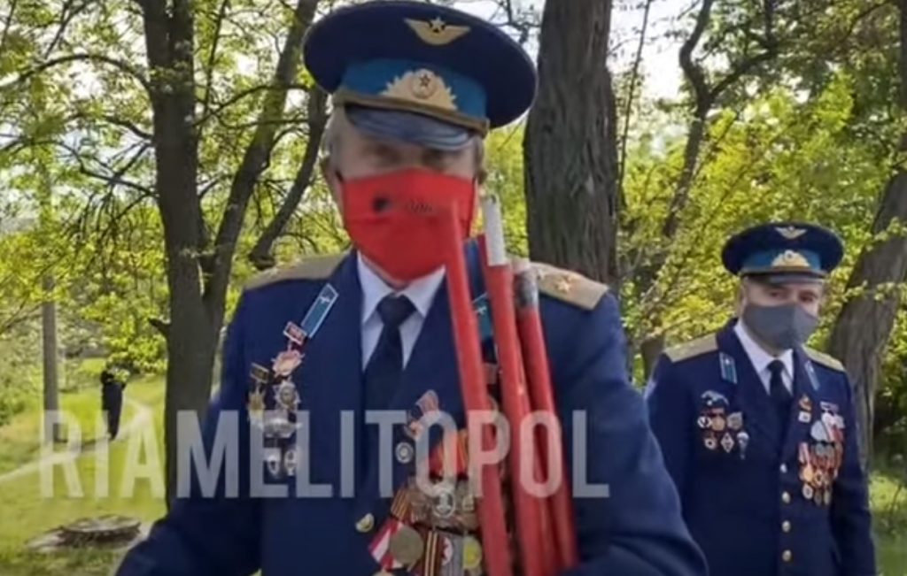 В Мелитополе у коммуниста отобрали красные флаги