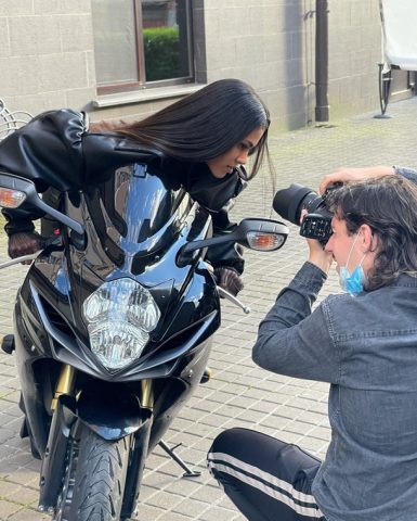 Тина Кунаки оседлала черный мотоцикл в Киеве