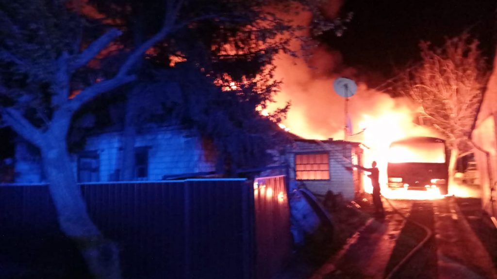  В Днепропетровской области пожар в сарае перекинулся на дом и автобус
