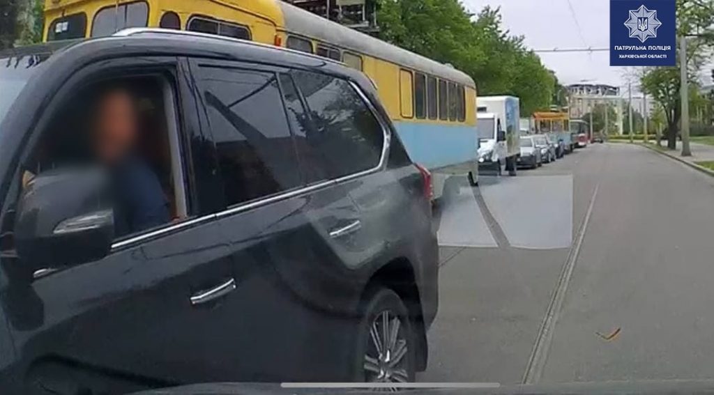 В Харькове Lexus на скорости проехался по трамвайным рельсам