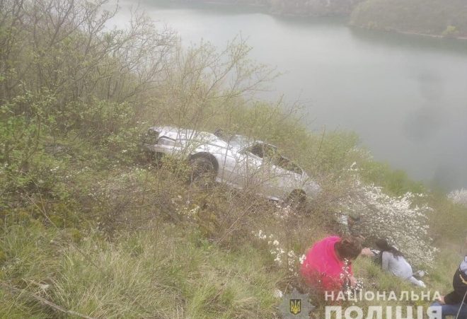 В Хмельницкой области BMW рухнул со скалы