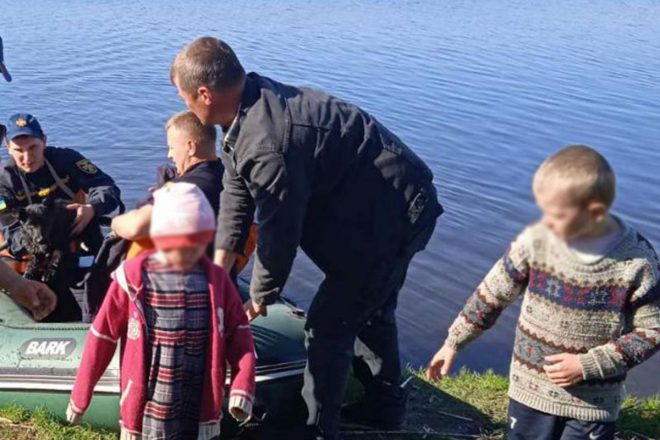 В Хмельницкой области дети дрейфовали на дырявой лодке