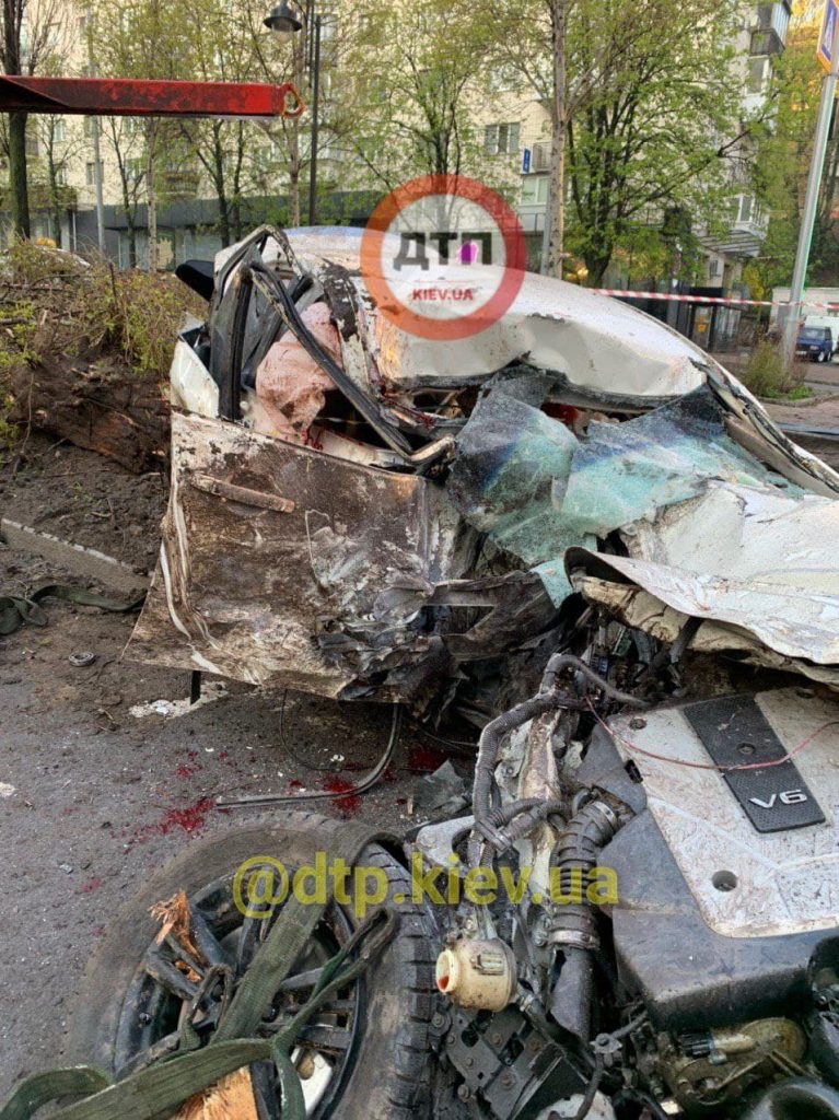 В Киеве водитель разбил Infiniti, убегая от копов: погибла 17-летняя девушка