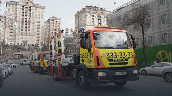 В Киеве эвакуатор эвакуировал эвакуатор с эвакуированным авто