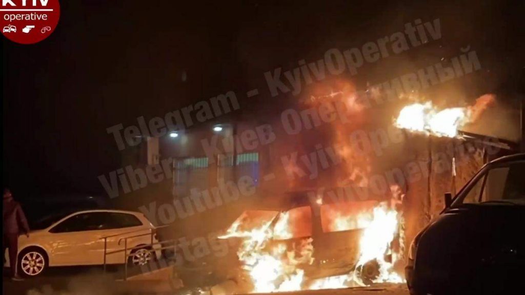 В Киеве на ДВРЗ сгорело авто