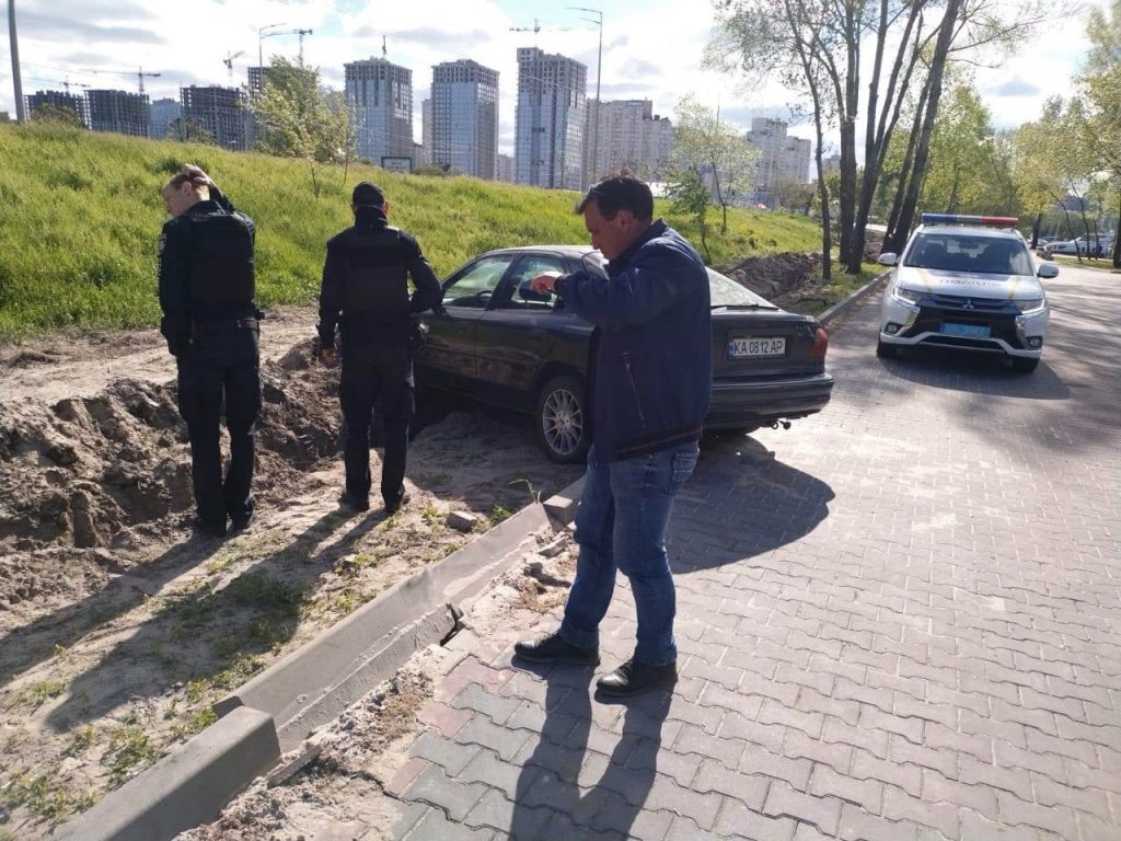 В Киеве водитель при парковке снес несколько бордюров