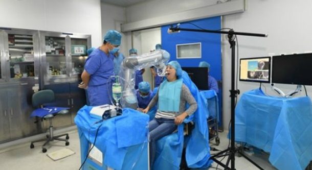 В Китае робот-стоматолог вставляет зубы