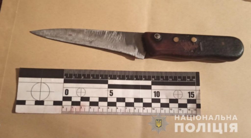 В Николаевской области женщина ударила знакомого ножом