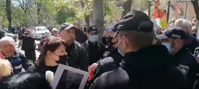 День победы: в Одессе в толпе произошла стычка из-за георгиевской ленты