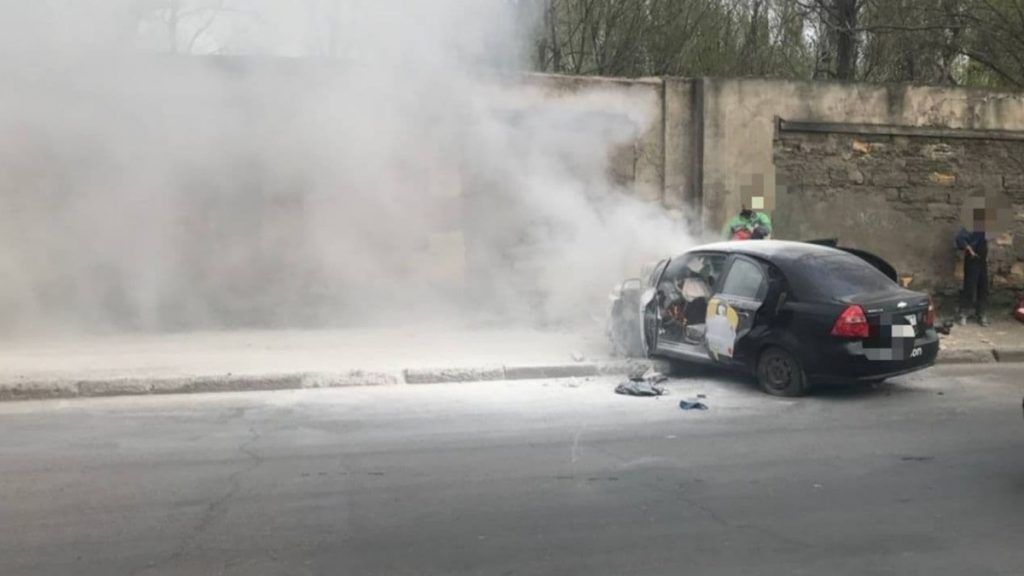 В Одессе такси влетело в стену и загорелось: есть жертвы