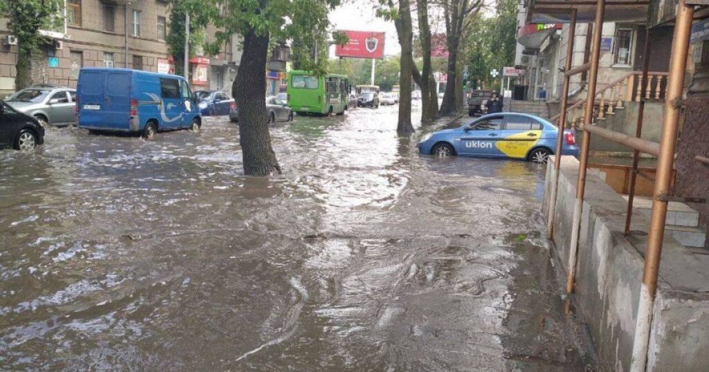 В Одессе затопило улицы из-за дождя