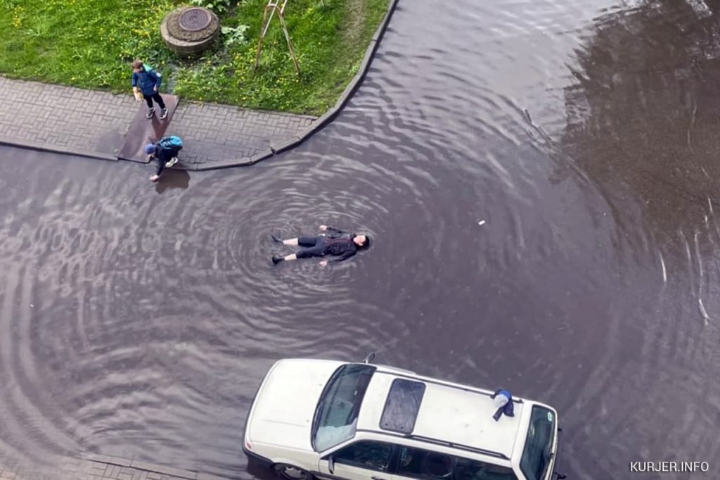 В Беларуси ребенок устроил заплыв в луже