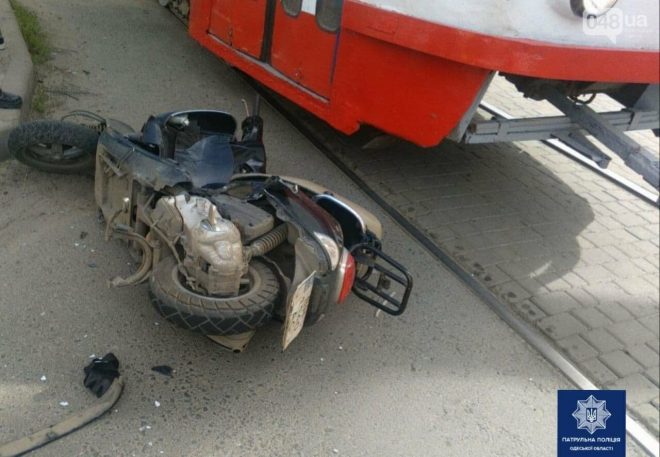 Водитель мопеда в Одессе попал под колеса такси