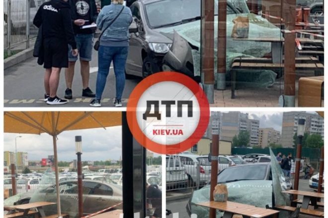 В Киеве автомобиль врезался в «МакДональдс»