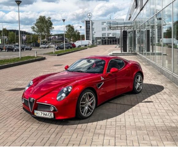В Киеве заметили редкий суперкар Alfa Romeo