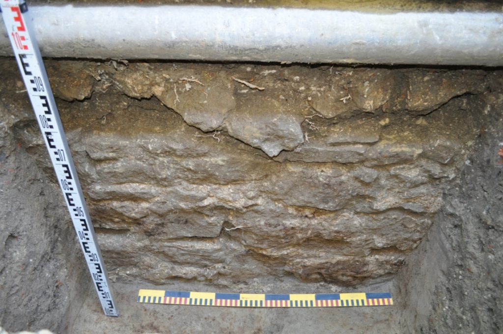 Во Львове откопали фрагмент средневековой стены
