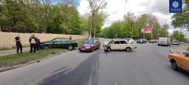 В Харькове разбились 2 легковушки: пассажира госпитализировали