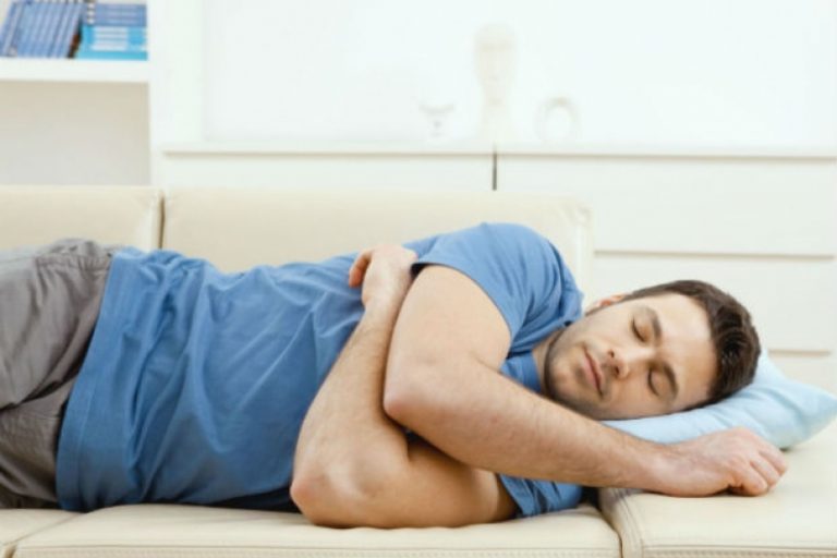 Медики определили самые полезные позы для сна