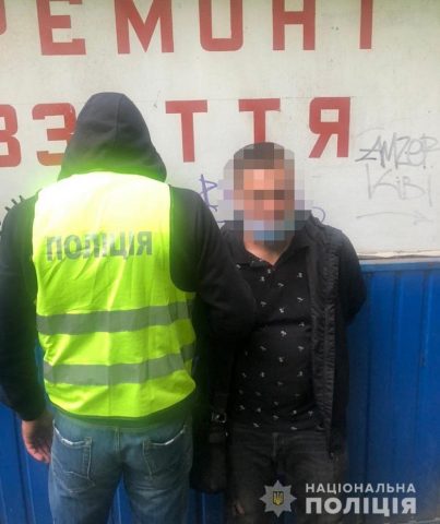 В Киеве мужчина схватил джинсы с прилавка и скрылся (ФОТО)