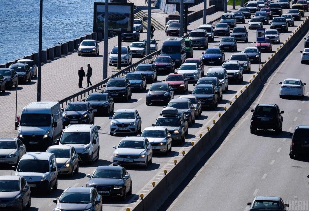 Утром на дорогах Киева образовались автомобильные пробки