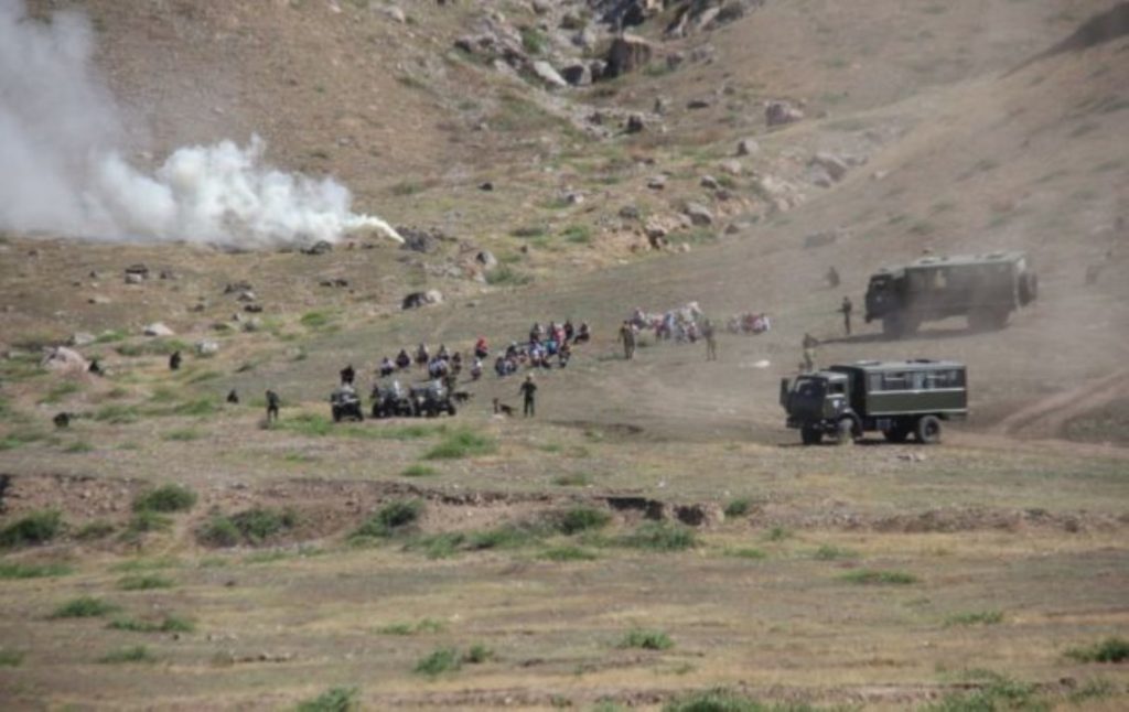 Кыргызстан заявил о технике Таджикистана у границы и обстреле людей