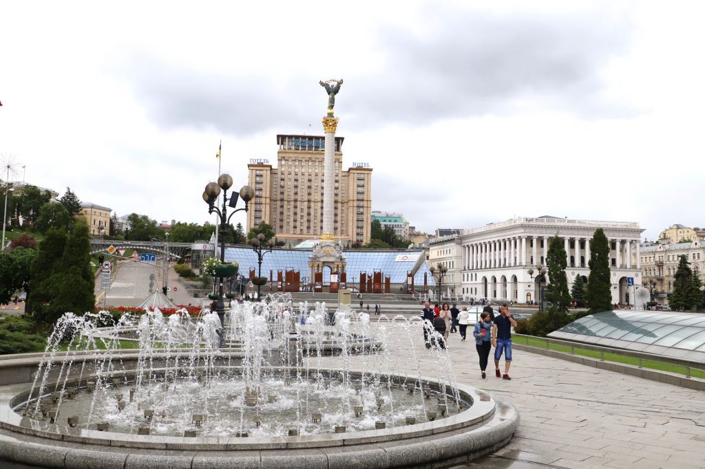 В Киеве подросток справил нужду в фонтан на Майдане