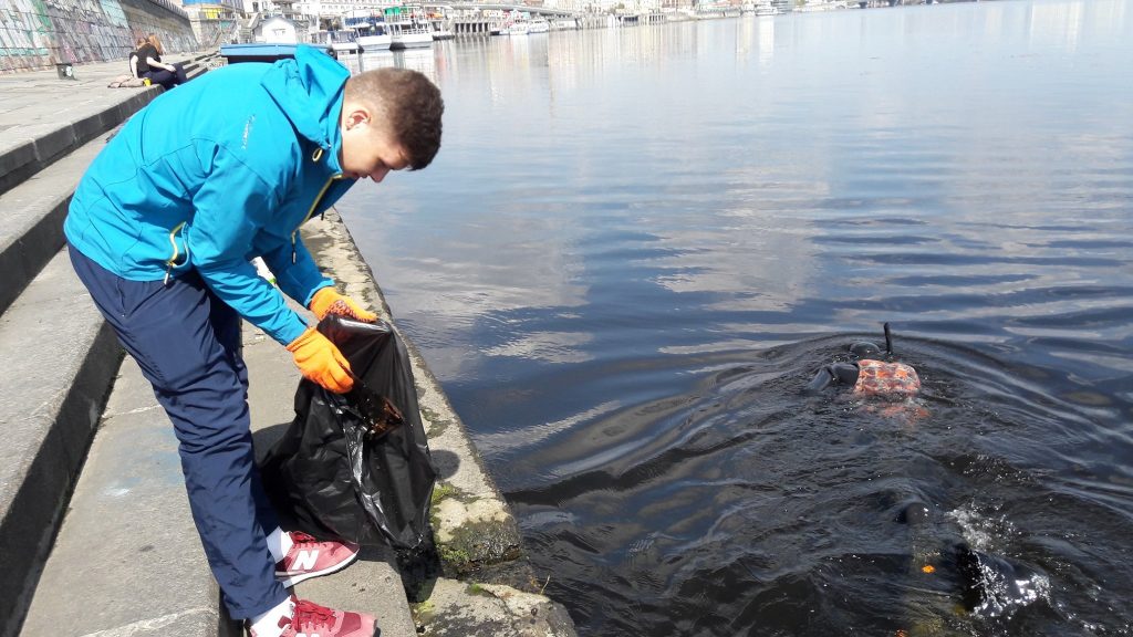 Скейт, миксер, чайник: в Киеве очищали от мусора дно реки Днепр