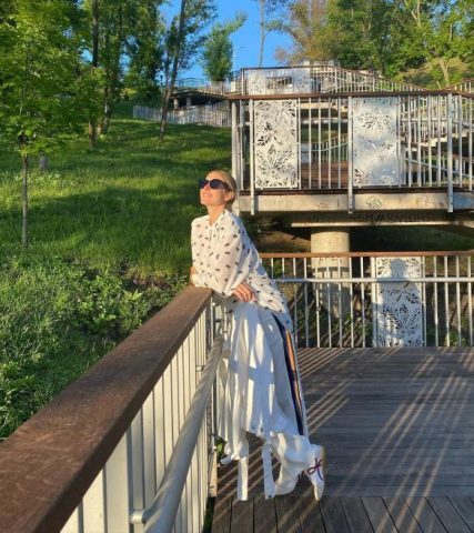 Катя Осадчая покрасовалась в легком воздушном платье цвета сирени (ФОТО)