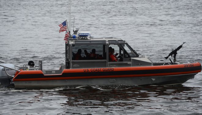 При опрокидывании лодки у берегов США пропало 10 человек