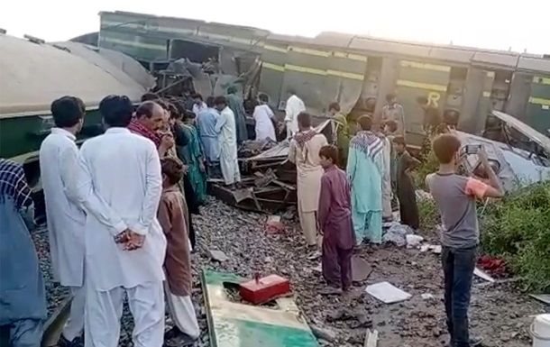 В Пакистане столкнулись поезда: более 30 человек погибли, еще 60 пострадали (ФОТО, ВИДЕО)