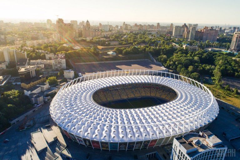 Евро-2020: В Киеве на НСК «Олимпийский» собрались тысячи болельщиков (ФОТО)